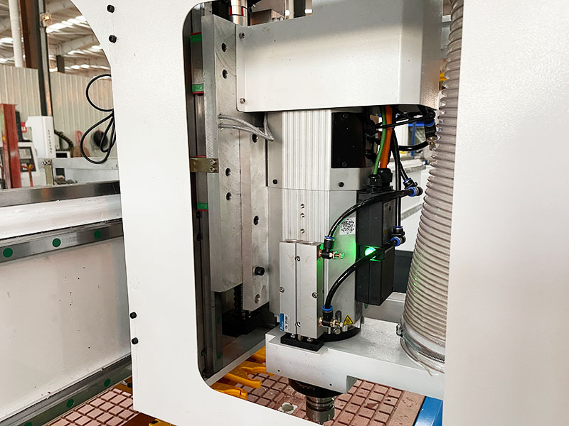 帶自動換刀裝置的數控雕刻機 帶自動換刀裝置的數控雕刻機