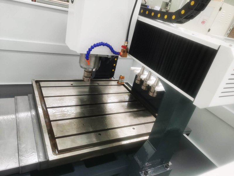 帶自動換刀裝置的 CNC 成型機(jī)