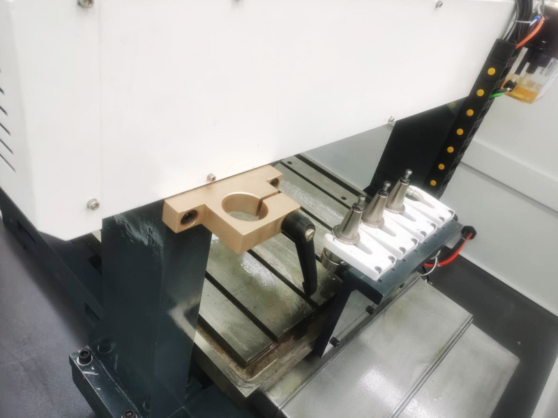 帶自動換刀裝置的 CNC 成型機(jī)