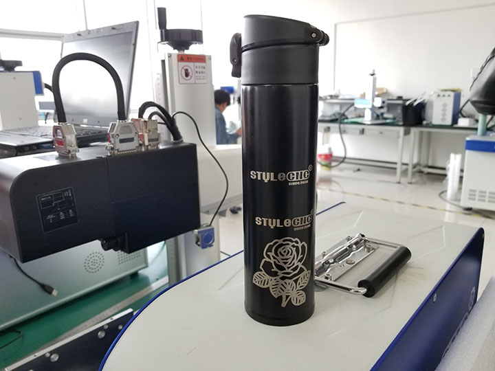 帶旋轉附件的粉末涂層杯子激光雕刻 帶旋轉附件的粉末涂層杯子激光雕刻