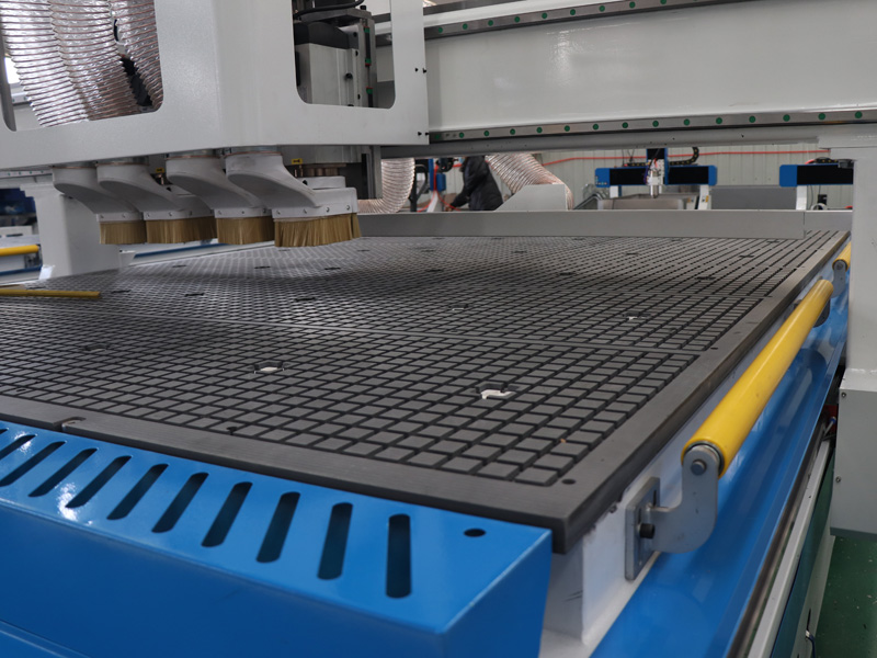 出售工業自動換刀數控雕刻機配備4個主軸