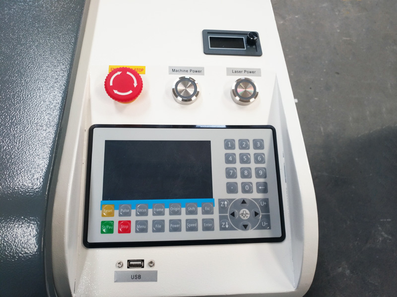 價格實惠的激光雕刻機，適用于皮革、織物、紙張、牛仔褲