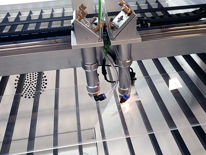 價格實惠的激光雕刻機，適用于皮革、織物、紙張、牛仔褲