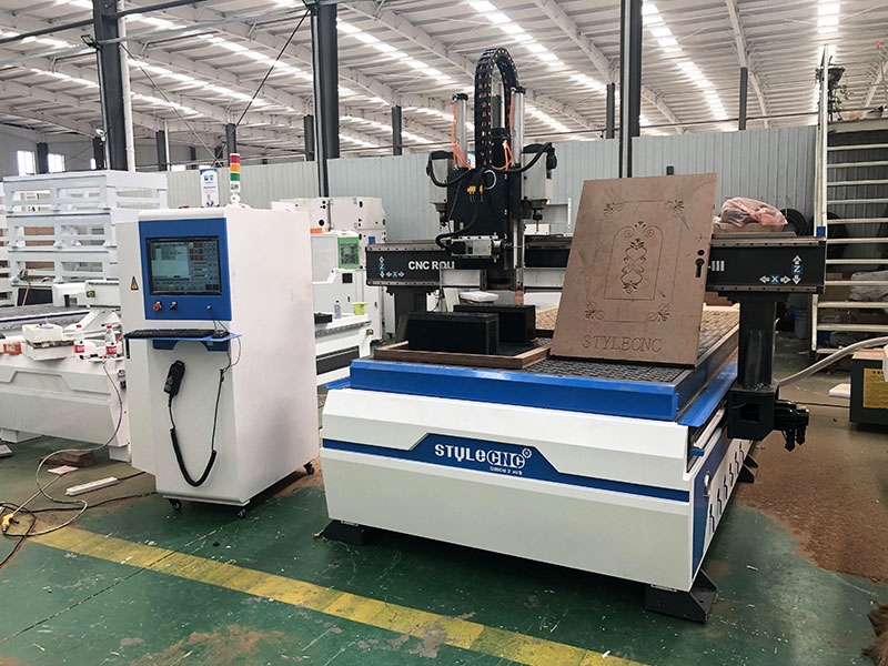 經(jīng)濟(jì)實(shí)惠的數(shù)控木工雕刻機(jī)，適用于門制作項(xiàng)目