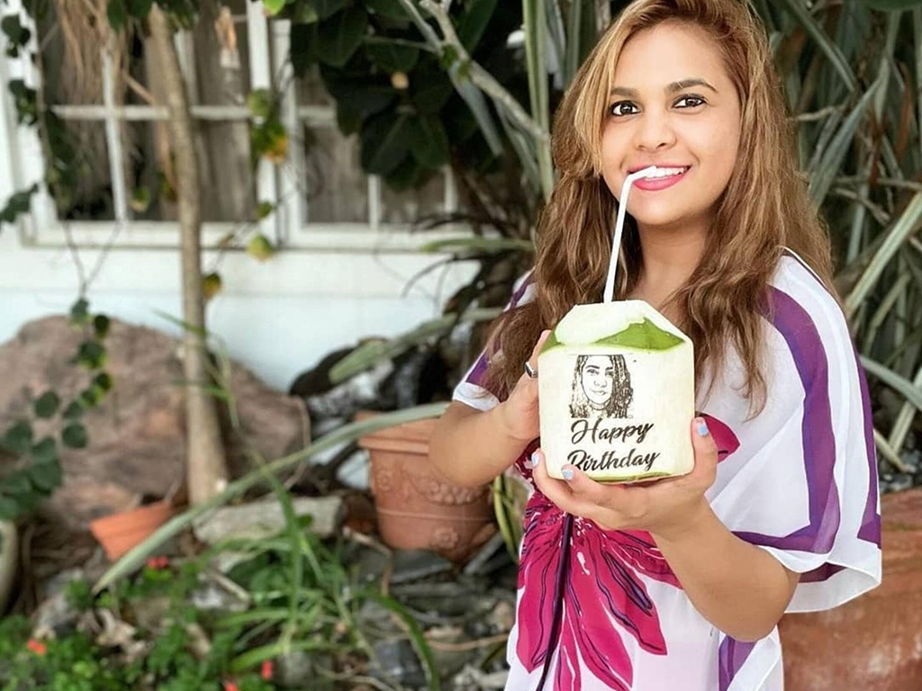 激光雕刻新鮮椰子上的照片