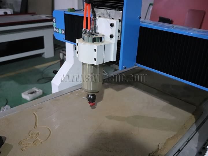 業(yè)余愛好專用數(shù)控雕刻機(jī)帶旋轉(zhuǎn)軸 - 標(biāo)牌制作