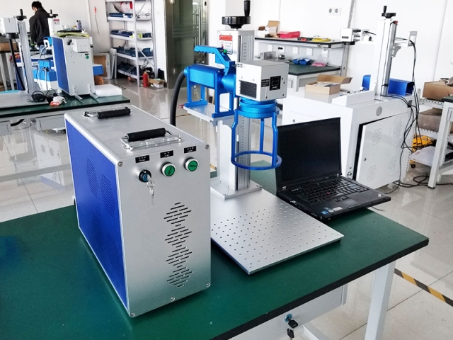 STJ-30F- 為美國客戶提供手持式迷你光纖激光雕刻機(jī)