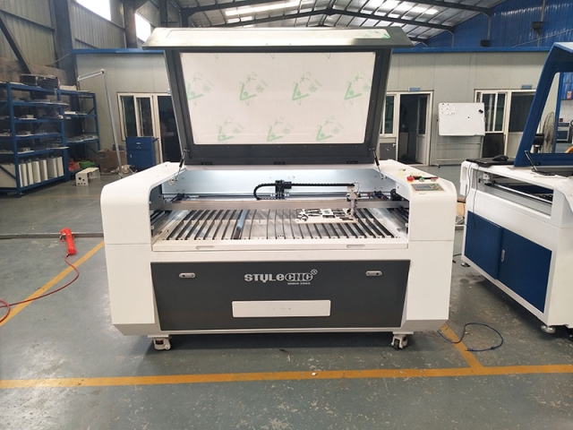 太棒了 CO2 南非的激光切割機(jī)