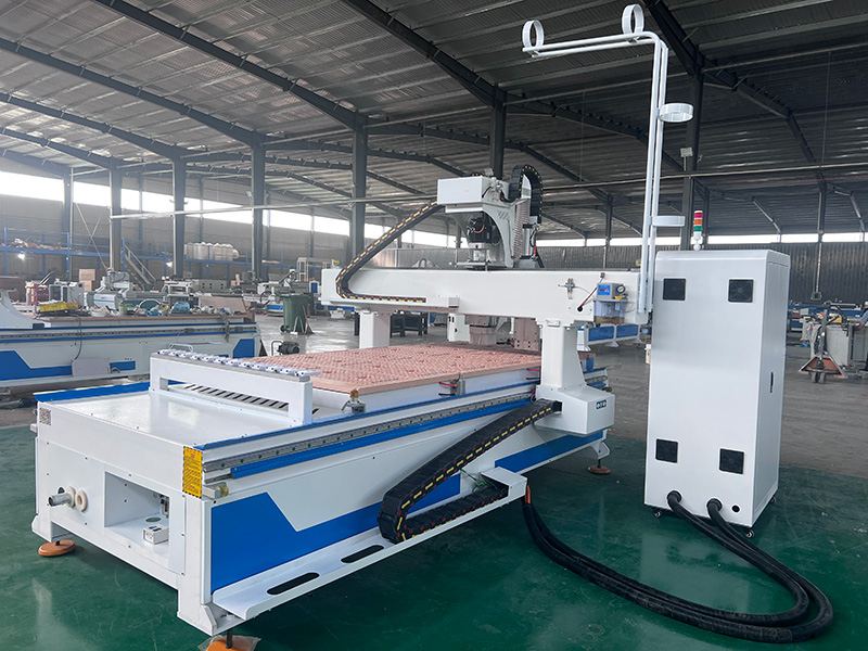 帶線性自動換刀裝置的數控雕刻機工作臺 1325 帶線性自動換刀裝置的數控雕刻機工作臺 1325