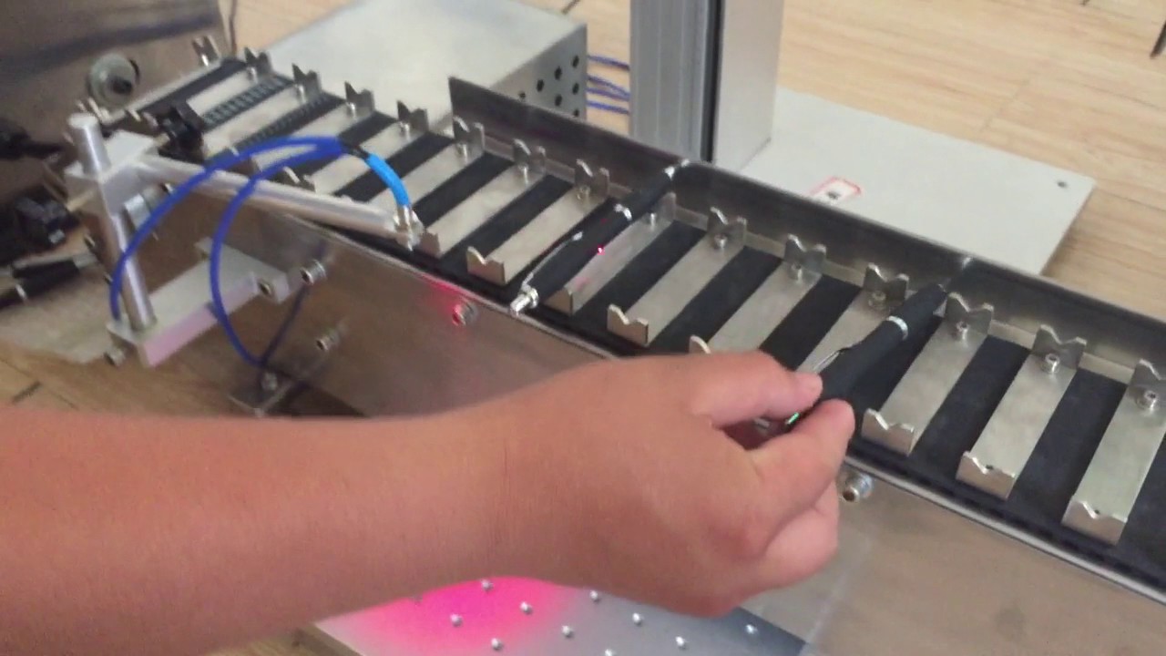 MOPA 激光打標(biāo)機(jī)帶傳送帶，用于筆雕刻