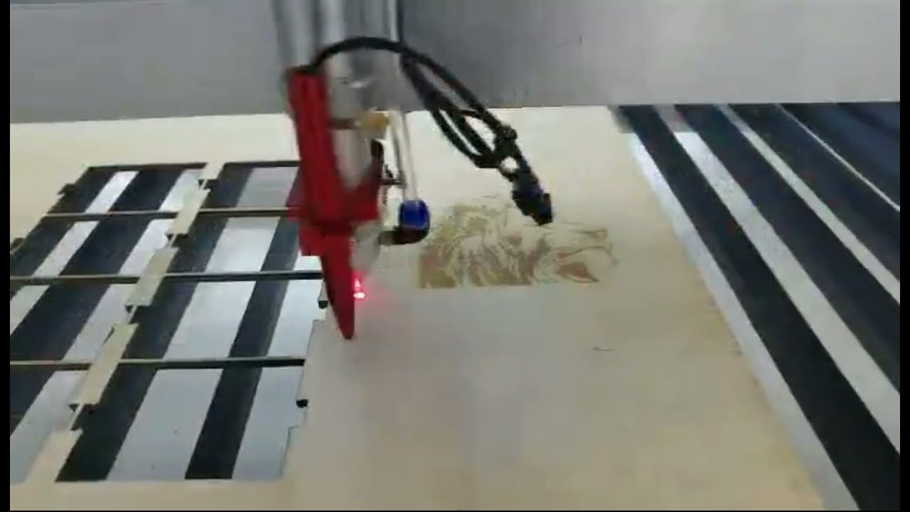 CO2 激光機雕刻和切割木制工藝品