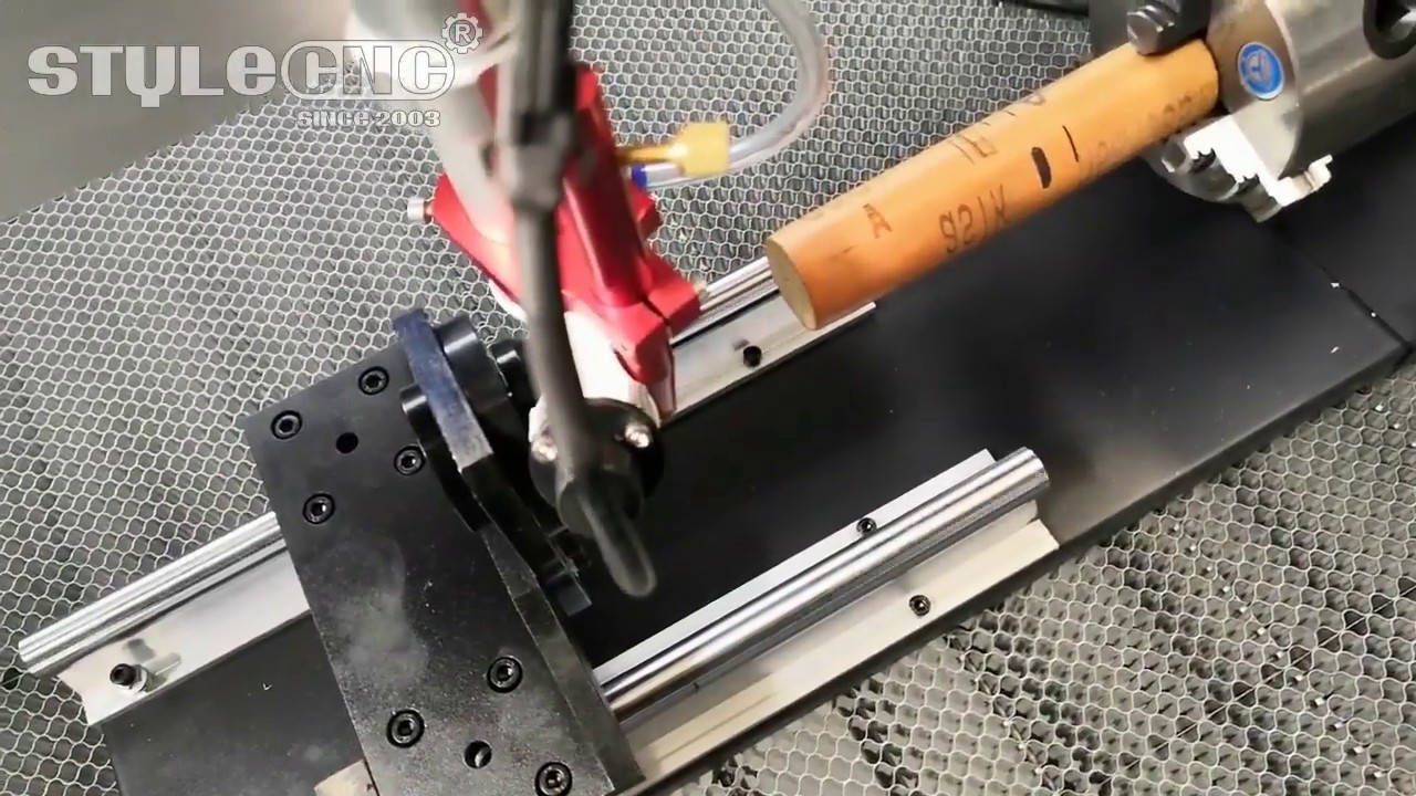 如何使用激光雕刻切割機的旋轉附件？